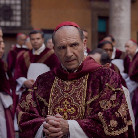 Ralph Fiennes als Cardinal Lawrence in einer Szene des Films "Konklave" .