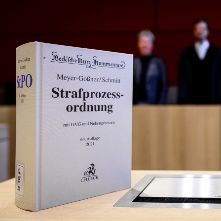 Der Vorsitzende Richter Julian Möllers und seine beiden Schöffinnen.