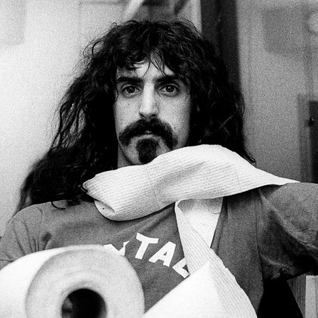 Ein Porträt von Frank Zappa mit einem Schal aus Toilettenpapier.