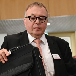 Jürgen Pföhler (CDU), ehemaliger Landrat des Kreises Ahrweiler, nimmt als Zeuge im Untersuchungsausschuss des Landtags Rheinland-Pfalz zur Flutkatastrophe Platz. (08.07.2022)