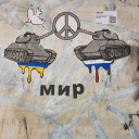 Ein Graffiti des Straßenkünstlers Laika, das zum Frieden zwischen Russland und der Ukraine aufruft, ist an der Wand eines Hauses in der Nähe der russischen und ukrainischen Botschaften in Rom zu sehen.
