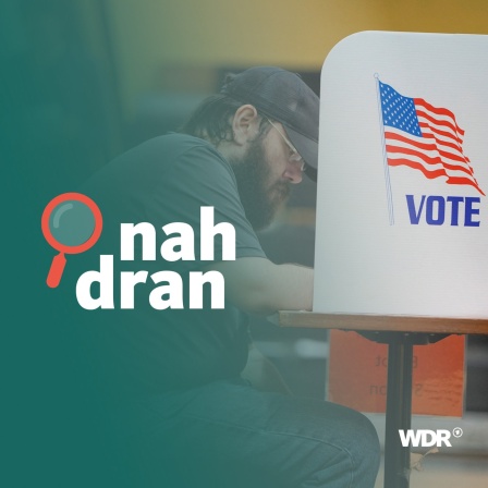 US Bürger wählt in einer Wahlkabine mit Flaggenaufrduck, daneben Logo Podcast nah dran