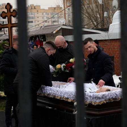 Der offene Sarg des russischen Oppositionsführers Alexej Nawalny steht während seiner Beisetzung auf dem Borisowskoje-Friedhof in Moskau (Bild: picture alliance/dpa/AP)