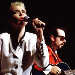 Annie Lennox und Dave Stewart stehen 1989 bei einem Eurythmics-Konzert auf der Bühne