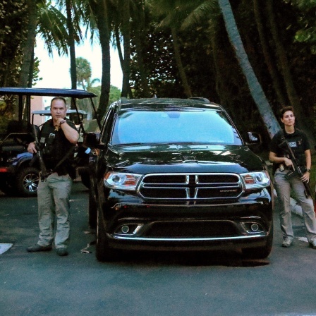 Agenten des Secret Service stehen am Tor von Mar-a-Lago.