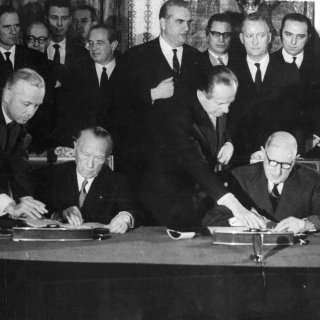 Staatspräsident Charles de Gaulle und Bundskanzler Konrad Adenauer unterzeichnen am 22. Januar 1963 im Salle de Murat des Élysée-Palasts den Élysée-Vertrag