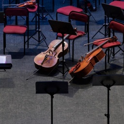Ein Orchestergraben mit Instrumenten.