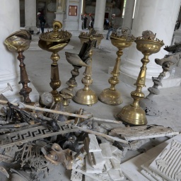 Kerzenleuchter inmitten von Schutt in der Kathedrale von Odessa nach russischen Luftangriffen und viel Zerstörung. 