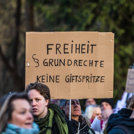 In Konstanz versammelten sich im Januar 2022 schätzungsweise 2.000 Personen, um für eine freie Impfentscheidung zu demonstrieren. Auf einem Plakat steht: Freiheit - Grundrechte - Keine Giftspritze