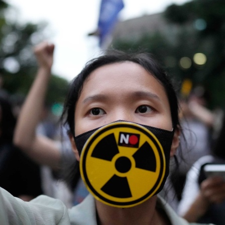 Ein Mitglied einer Umweltgruppe protestiert während einer Kundgebung gegen die Ableitung aufbereiteten Kühlwassers aus der Atomruine Fukushima ins Meer.