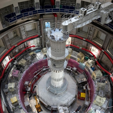 Eine große runde Halle mit einer Säule aus Metall in der Mitte