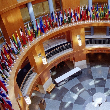 Fahnen aller Mitgliedsstaaten in einem Bürogebäude der Weltbank in Washington.