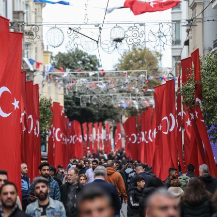 Am Tag nach dem Anschlag in Istanbul vom 13. November 2022 ist die Istiklal Straße mit Türkei-Flaggen dekoriert.