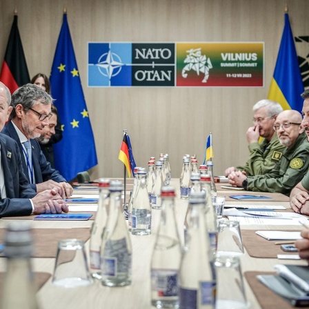 Litauen, Vilnius: Bundeskanzler Olaf Scholz (SPD) und Wolodymyr Selenskyj, Präsident der Ukraine, treffen sich am Rande des Nato-Gipfels zu einem bilateralen Gespräch. 