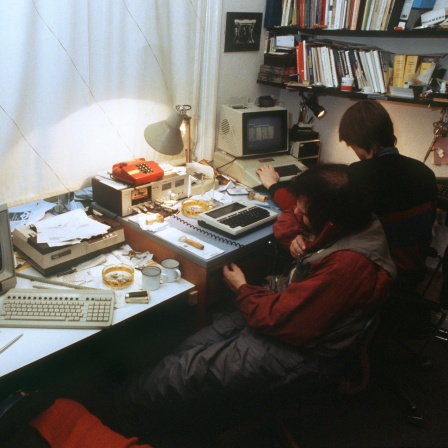 Wau Holland (links) und Steffen Wernery vom &#034;Chaos Computer Club&#034; in Hamburg an ihren Computern im November 1984. Um zu demonstrieren, dass das BTX-System der Post nicht ohne Fehlerquellen ist, haben Mitglieder des Clubs mit Infos über die Hamburger Sparkasse, die zufällig im System &#034;herumirrten&#034;, die Bank mit 135.000 D-Mark zu ihren Gunsten belastet.