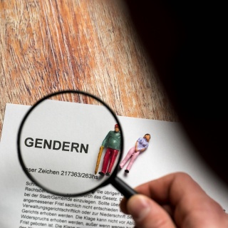 Symbolbild Gendersprache, Text mit der Überschrift: Gendern
