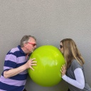 Dietmar Wischmeyer und Tina Voß halten einen Gymnastikball zwischen sich