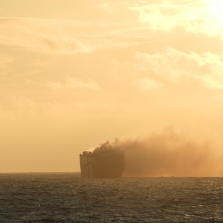 Der brennende Frachter "Fremantle Highway" liegt vor Ameland auf dem Meer.