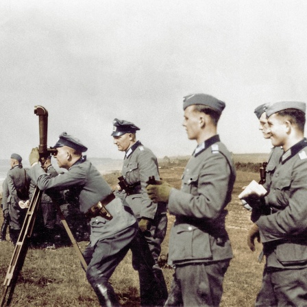 Deutsche Offiziere mit Ferngläsern an einem Strand in der Normandie 1944. Am 6. Juni 1944 landeten im Rahmen der Operation Overlord am sogenannten D-Day alliierten Truppen an der Küste Frankreichs.