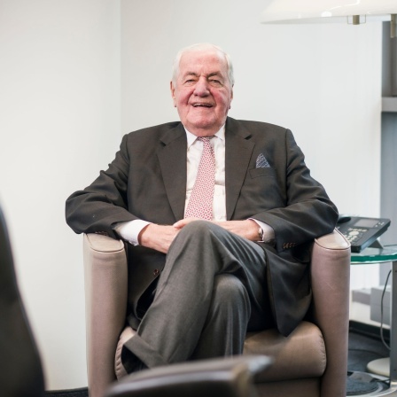 Der ehemalige Bankmanager Hilmar Kopper sitzt am Rande eines Interviews in einem Konferenzraum der D