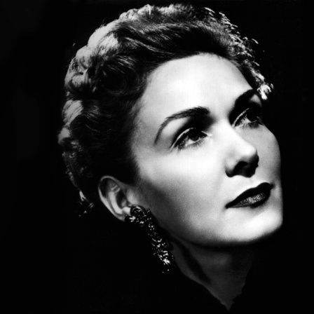 Ein schwarz-weiß Porträt von Elisabeth Schwarzkopf.