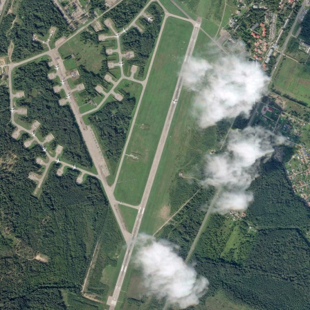 Dieses Satellitenfoto von Planet Labs PBC zeigt die doppelte militärische und zivile Nutzung des internationalen Flughafens Princess Olga Pskow (Russland).