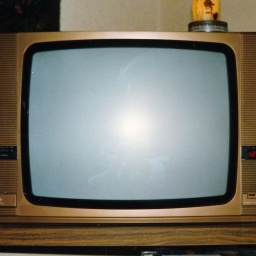 Ein 1980 moderner Fernseher wird abgelichtet.