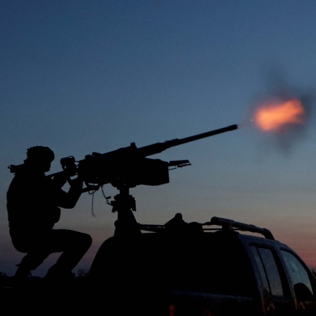 Ein ukrainischer Soldat der mobilen Luftabwehreinheit feuert mit einem Maschinengewehr auf eine russische Drohne in der Region Charkiw (o2.06.2025).