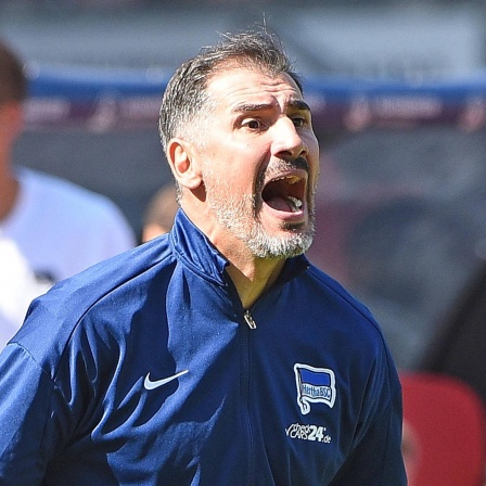 Christian Fiel, Trainer von Hertha BSC, am Spielfeldrand
