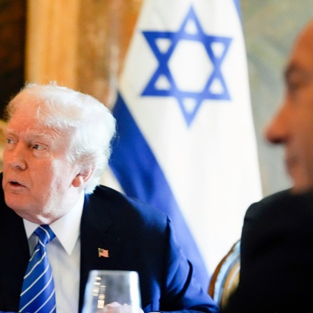 Der republikanische Präsidentschaftskandidat und ehemalige US-Präsident Donald Trump (links) trifft den israelischen Ministerpräsidenten Benjamin Netanjahu (rechts) in seinem Anwesen Mar-a-Lago in Palm Beach (Florida, USA).