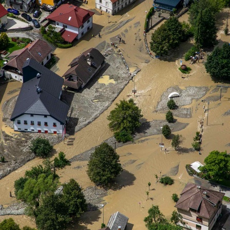 In Schwarzenbach in Slowenien sind viele Straßen überschwemmt. 