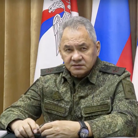 Unter dem Druck der 
ukrainischer Gegenoffensiven ordnet Russlands Verteidigungsminister Schoigu den Rückzug aus der Hauptstadt und weiteren Teilen des
besetzten Gebiets Cherson an.