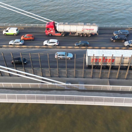 Autobahnbrücke von oben: LKW und PKW auf der Rheinbrücke Neuenkamp