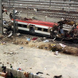 Ein zerstörter Zug nach einem Bombenattentat, Madrid 2004.