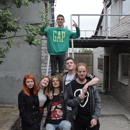 Danja, Ilija, Lera, Maxim und Vadim kommen aus Awdijiwka in der Ukraine. Sie alle mussten ihre Heimat verlassen. Zusammen sind sie sind weiterhin die Rockband Metamorphose. Sonja ist 16 und Fan.