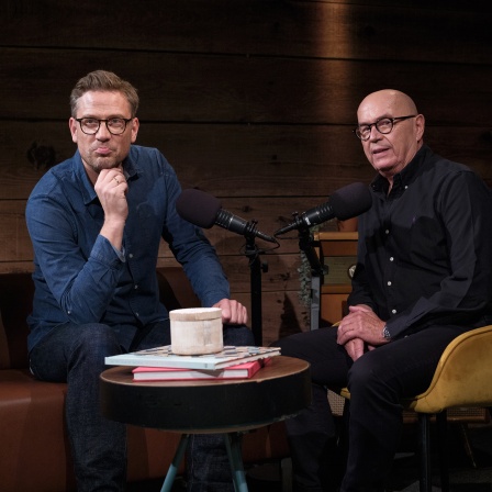 Foto: Florian Weber (links) und Christian Peter Dogs (rechts) im Talk zu "40+ Die Podcast Therapie" - sie geben Tipps für eine Generation zu Sex, Konflikten und Beziehungen