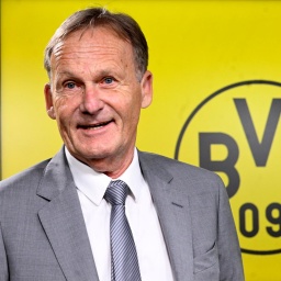 Hans-Joachim Watzke, Vorsitzender der Geschäftsführung der Borussia Dortmund GmbH & Co KGaA, stellt im Signal Iduna Park die vorläufigen Zahlen für das Geschäftsjahr 2023/2024 während einer Bilanzpressekonferenz den Journalisten vor. 