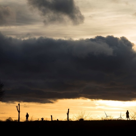 Dunkle Wolken am Himmel.