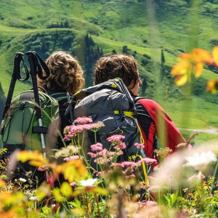 Wanderer sitzen in einer Berglandschaft