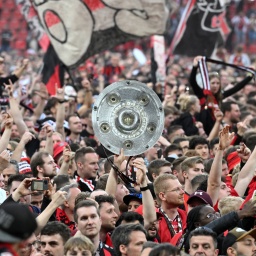 Leverkusen Fans feierten die Deutsche Meisterschaft auf dem Rasen der BayArena