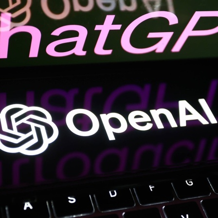 Eine Tastatur mit den Schriftzügen "ChatGPT" und "OpenAI"