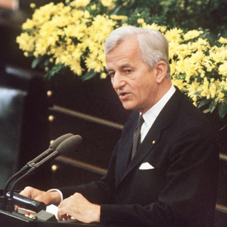 Bundespräsident Richard von Weizsäcker hält seine vielbeachtete Rede im Bonner Bundestag am 8.5.1985 während der Feierstunde zum Ende des Zweiten Weltkrieges vor 40 Jahren: &#034;Der 8. Mai war ein Tag der Befreiung.&#034;