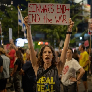 Eine Frau hält ein Schild hoch mit der Aufschrift "Sinwar's End - end the war" und fordert mit anderen die Freilassung der israelischen Geiseln, nachdem bekannt wurde, dass Hamas-Chef Jahia Sinwar getötet wurde.