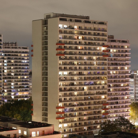 Blick auf die beleuchteten Wohnungen der Hochhäuser in der Leipziger Straße in Berlin.