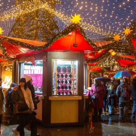 Weihnachtsmarktstände am Abend. 