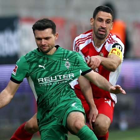 Stöger und Khedira im Zweikampf