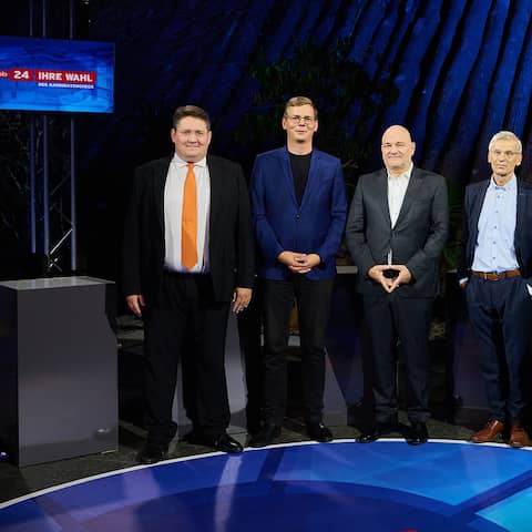 Die Spitzenkandidaten der Parteien Peter Vida (l-r, BVB/Freie Wähler), Sebastian Walter (Die Linke), Robert Crumbach (BSW), Hans-Christoph Berndt (AfD), Dietmar Woidke (SPD), Ministerpräsident von Brandenburg, Jan Redmann (CDU) und Benjamin Raschke (Bündnis 90/Die Grünen) stehen vor der Sendung "rbb24 - Ihre Wahl: Der Kandidatencheck" nebeneinander (Quelle: dpa / Annette Riedl).