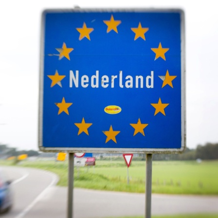 Grenzschild der Niederlande an einer Landstraße