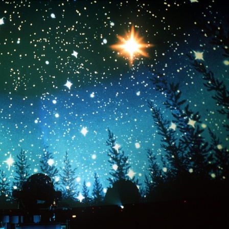 Den Himmel über Palästina mit dem Weihnachtsstern zur Zeit von Christi Geburt beobachten Besucher des Deutschen Museums in München im Planetarium
