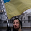 Demonstrantin in Washington mit Ukraine-Fahne